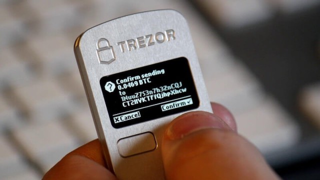 Überprüfung der Transaktion und der Zieladresse im Trezor One