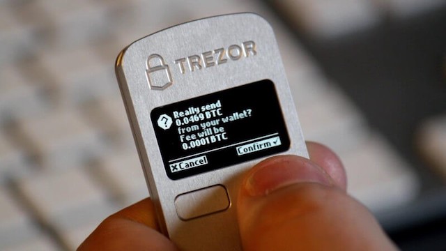 Bestätigung der Transaktion in der Trezor Wallet